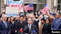 დემოკრატი კონგრესმენი ჯეიმი რასკინი სიტყვით გამოდის ვაშინგტონში, აშშ-ის საერთაშორისო განვითარების სააგენტოს (USAID) შენობის წინ მას შემდეგ, რაც მილიარდერმა ილონ მასკმა, პრეზიდენტ ტრამპის მთავრობის შემცირების კამპანიის ხელმძღვანელმა, სააგენტოს დახურვის პროცესი გამოაცხადა.