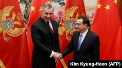 Milo Đukanović (L) i premijer Kine Li Kećang u Pekingu (26. november 2015)