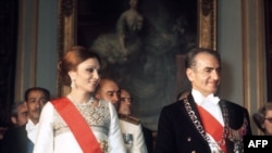 Mohammed Reza Pahlavi iráni sah (jobbra) és felesége, Farah Diba 1974. június 24-én látogatást tesz a versailles-i kastélyban