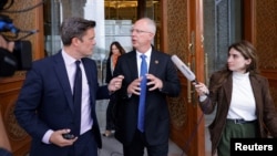 Șeful fondului suveran de investiții al Rusiei, Kirill Dmitriev, vorbește cu presa înainte de a se întâlni cu o delegație americană la Riad, în februarie 2025.