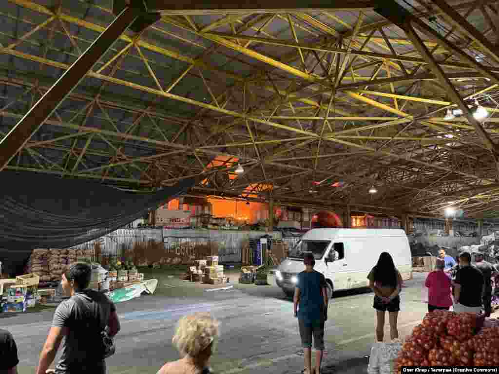 Piața „Privoz”, în timpul atacului din noaptea de 24 iulie 2025.