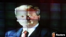 Lider SPS-a Ivica Dačić ispod slike Slobodana Miloševića, 2007.