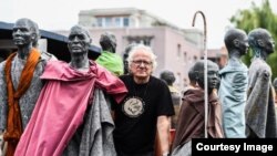 Jens Galschiøt și „Nava refugiaților” la expoziția „Documenta 14” la Kassel, Germania, 9 iunie 2017 (Foto: Filip Singer)