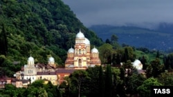 Для всех осталось загадкой и цель визита, и намерения сухумских священнослужителей, и причина их отъезда. В настоящий момент буря улеглась и Афон живет своей привычной жизнью