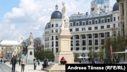 Statuia lui Spiru Haret, aflată alături de cea a cărturarului pașoptist, Ion Heliade Rădulescu, a învățătorului ardelean Gheorghe Lazăr și a Voievodului Unirii, Mihai Viteazul, sunt amplasate vis-a-vis de Universitatea București. Parada de 10 Mai. Ziua Națională a României până în 1948, trecea prin fața lor în semn de respect.