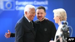 Претседателот на Европскиот совет Антонио Кошта, украинскиот претседател Володомир Зеленски и шефицата на Европската комисија, Урсула фон дер Лајен, Брисел, 6 март 2025 година