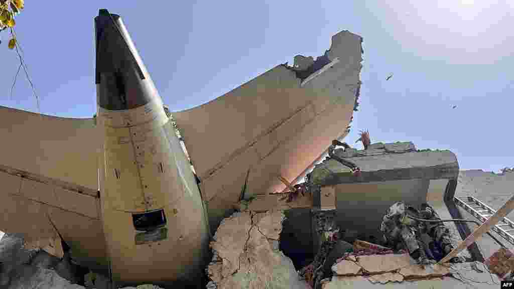 Az egyik helyi adó bemutatott egy felvételt, amelyen a gép egy lakónegyed felett halad, majd eltűnik a képernyőről és egy hatalmas tűzgolyó emelkedik az égbe a házak mögül. A képen a szárny egy része, amely fennakadt egy épület romjain