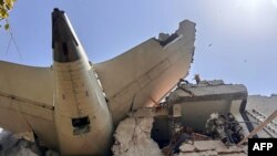 Lakott területre zuhant egy Indiából Londonba tartó utasszállító repülő