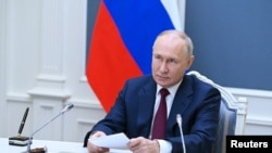 Președintele rus Vladimir Putin participând prin videoconferință la summit-ul Organizației de Cooperare de la Shanghai. CPI a emis în primăvară un mandat internațional de arestare pe numele lui Putin, acuzat de deportarea copiilor din Ucraina. Moscova, Rusia, 4 iulie 2023.