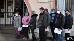 В посетеното от Бойко Борисов село Малево имаше ваксини. Не навсякъде в страната обаче е така