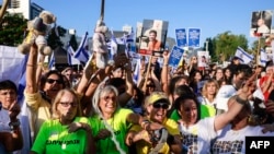 Хора в Тел Авив се радват след съобщението, че първата група израелски заложници е била освободена от Хамас, 13 октомври 2025 г.