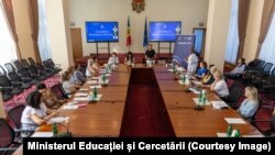 Profesori, dar și fondatori de școli în străinătate au participat zilele acestea la un program de formare cu specialiști de la ministerul Educației, în format hibrid, la sediul Guvernului.