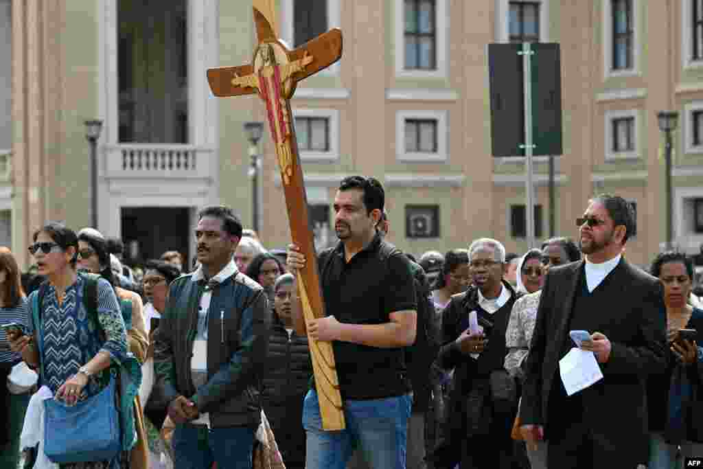 Vjernici dolaze u Vatikan povodom papine smrti. Rođen kao Jorge Mario Bergoglio, papa Franjo je prvi jezuit na toj poziciji, i prvi papa sa američkog kontinenta.