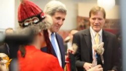 Джон Керри купил две куклы и две банки варенья у предпринимателей из КР