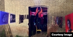 Праздник Пасхи в руинах — первые посетители проходят через «холл», где устроены выставки художников