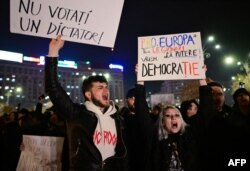 O victorie a lui Călin Georgescu ar însemna o apropiere de Rusia, nu doar la nivel politic, dar și economic. Protestatarii care ies de mai bine de o săptămână în stradă vor ca România să rămână cu privirile înspre Europa.