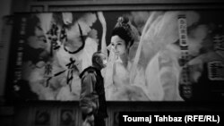 Trecător pe lângă templul Longshan din vechiul Taipei.