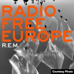 Coperta albumului R.E.M. pentru remixul „Radio Free Europe” din 2025.