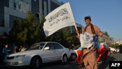 Момче продава знамиња на Талибанците, Херат, Авганистан (архивска фотографија)