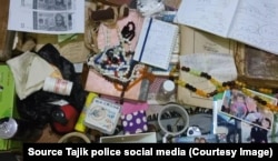 O colecție de mărgele de rugăciune, bani și alte obiecte confiscate de la ghicitori și vindecători tadjici în aprilie