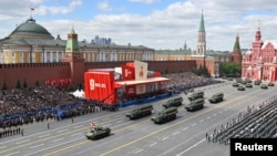 Rusija obilježava 80. godišnjicu predaje nacističke Njemačke masovnom vojnom paradom na Crvenom trgu u Moskvi 9. maja.
