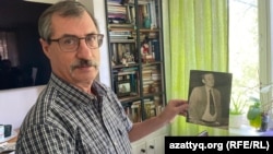 Евгений Жовтис аттасы ақын Евгений Евтушенконың суретін көрсетіп тұр.