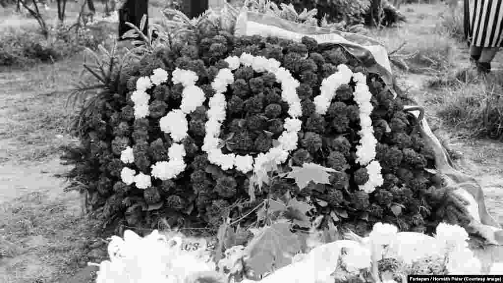 Az 1958. június 16-án hajnalban a kivégzett '56-os mártírok földi maradványait még a börtön sétálóudvarán ásták el, majd két és fél évvel később, 1961 februárjában a közeli Új Köztemető 301-es parcellájában temették el újra őket, jelöletlen sírokba. Az iratokban sem az elhunytak valódi neve szerepelt, Nagy Imre sírjának fedőneve például Borbíró Piroska lett