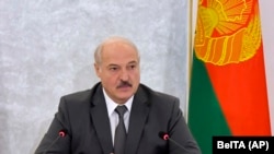 Белорускиот претседател Алeксандaр Лукашенкo претседаva на состанокот на Советот за безбедност во Минск, 19 август 2020 година