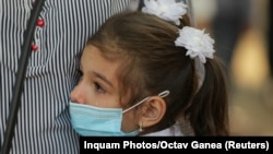 Román kislány édesanyjával