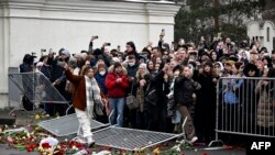 Част от загражденията са паднали, докато хората следват катафалката