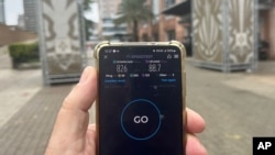 Сервис Speedtest на телефоне во Франции, архивное фото