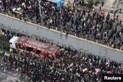 Procesiune funerară a comandanților militari și a oamenilor de știință nucleari iranieni uciși în atacurile israeliene, la Teheran.