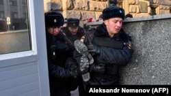 Задержание участника акции на Лубянке