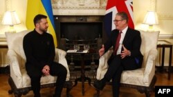 Ukrajinski predsjednik Volodimir Zelenski (L) i britanski premijer Kir Starmer tokom ranijeg sastanka u Londonu, 1. mart 2025.