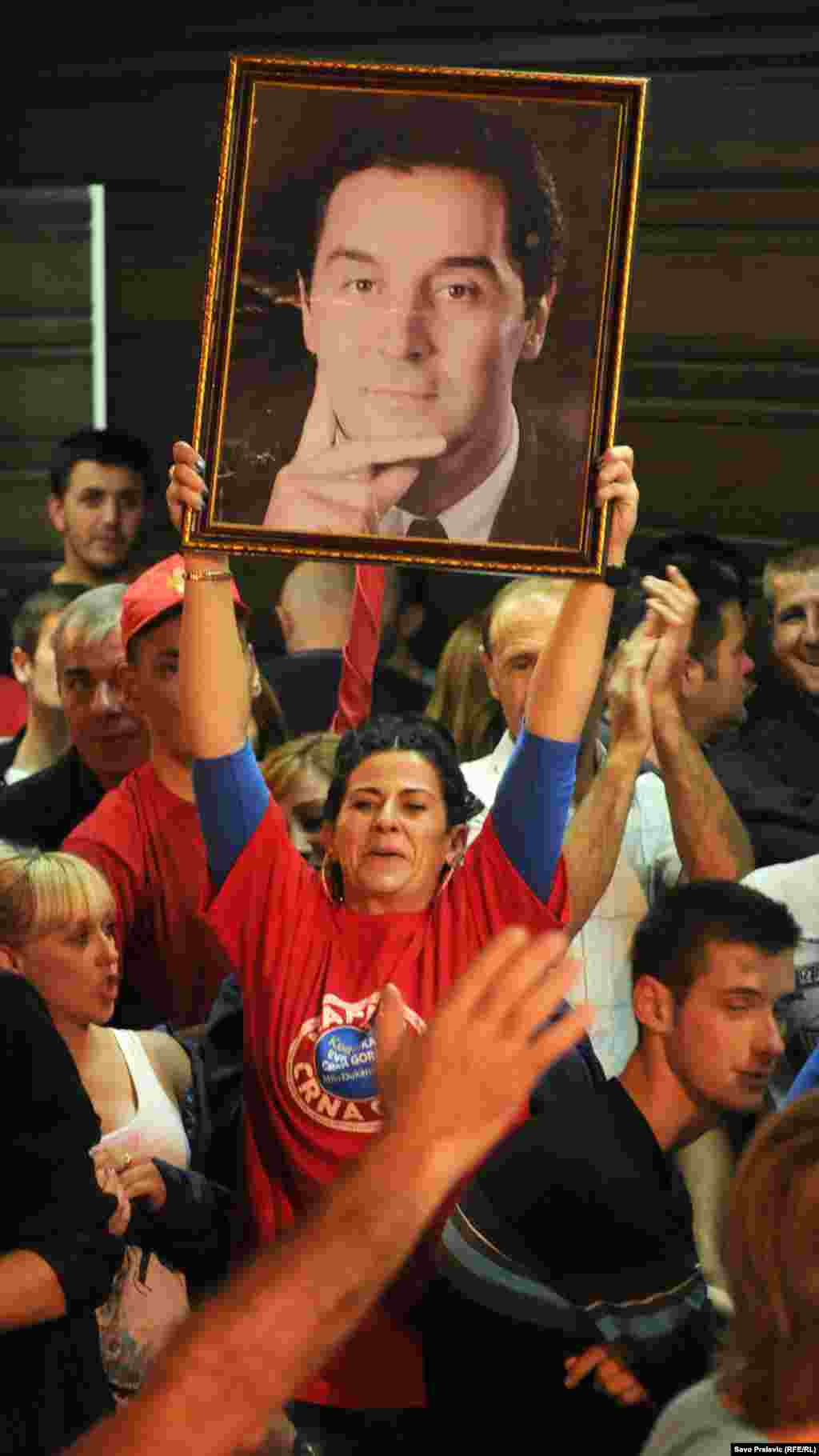 Приврзаниците на владејачката партија ја прославуваат изборната победа, 14.10.2012.