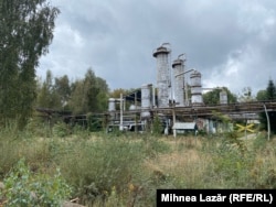 Desztillációs tornyok Viktóriaváros vegyi létesítményében