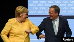 Pozdrav Angele Merkel i Armina Lascheta na jednom od skupova dva partijska bloka u Berlinu 21. avgusta 2021.