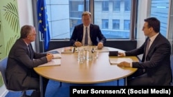 Takimi trepalësh në Bruksel mes kryenegociatorit të Kosovës, Besnik Bislimi, atij të Serbisë, Petar Petkoviq, dhe emisarit evropian për dialogun, Peter Sorensen, më 10 qershor 2025.