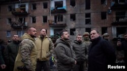 Volodimir Zelenski la Vîșhorod, unde o zonă rezidențială a fost distrusă de bombardamentele rusești. 25 noiembrie 2022