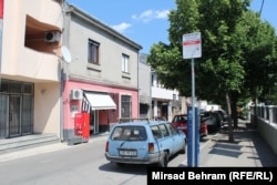 Za opremanje preduzeća Mostar parking” d.o.o., Svjetska banka je odobrila kredit od četiri miliona američkih dolara. Vlasti su tada najavljivale zapošljavanje 120 ljudi (na fotografiji jedna od ulica u Mostaru obilježena za plaćanje parkinga)
