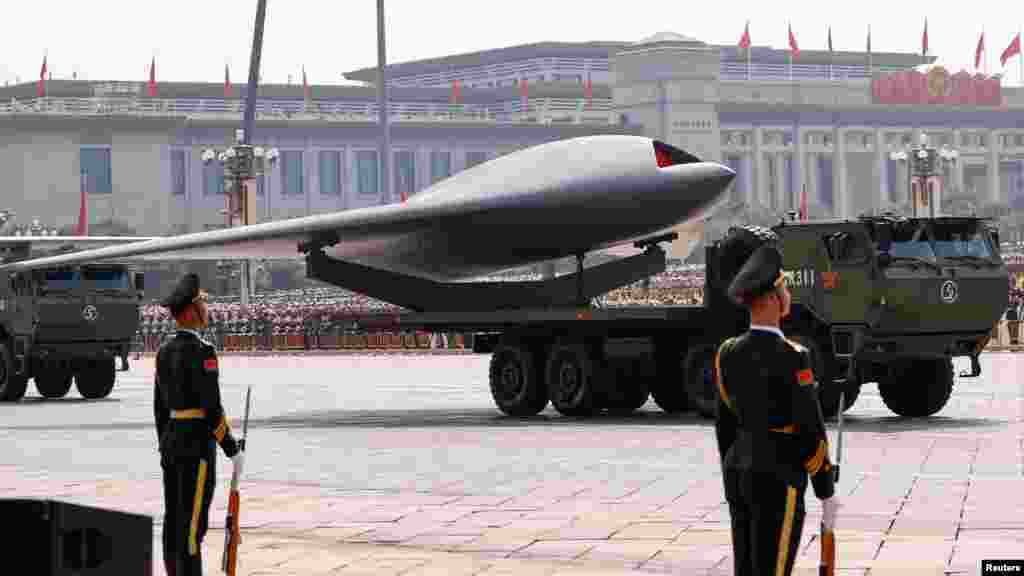 Ez az alkalmatosság, bár lopakodó vadászgépnek tűnhet, valójában egy termetes drón. Természetesen ebben sem ül pilóta