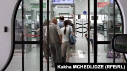 საქართველო-თურქეთის საზღვრის საკონტროლო-გამშვები პუნქტი სარფში, საპასპორტო კონტროლის ზონა.