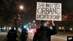 Varșovia: protest împotriva deciziei premierilor Ungariei și Poloniei de a bloca bugetul UE și fondul special de redresare a economiilor europene, 30 noiembrie 2020.