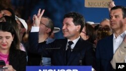 Nicușor Dan, vorbindu-le suporterilor și jurnaliștilor la sediul său de campania, în București, după închiderea secțiilor de votare