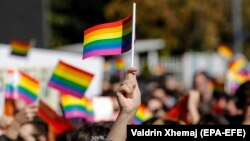 Pjesëmarrësit në Paradën e Krenarisë të organizuar në Prishtinë, valvisin flamujt e ylberit 