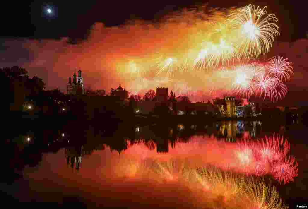 Фейерверк за Новодевичьим монастырем во время празднования Дня Победы в Москве, Россия, 9 мая 2025 года. REUTERS/Marina Lystseva