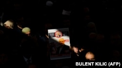 Prisutni na molitvi na simboličnoj sahrani saudijskog novinara Džamala Kašogija u Istanbulu 16. novembra 2018.