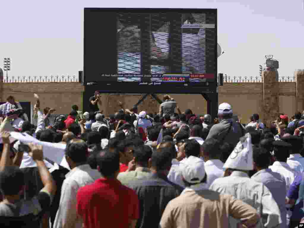 Egipćani pažljivo prate slijed suđenja bivšem predsjedniku, Kairo, 03.08.2011. Foto: AP / Nasser Nasser 