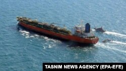 бродови на Иранската револуционерна гарда пловат покрај јужнокорејскиот брод во Персискиот Залив, 04 јануари 2021 година.