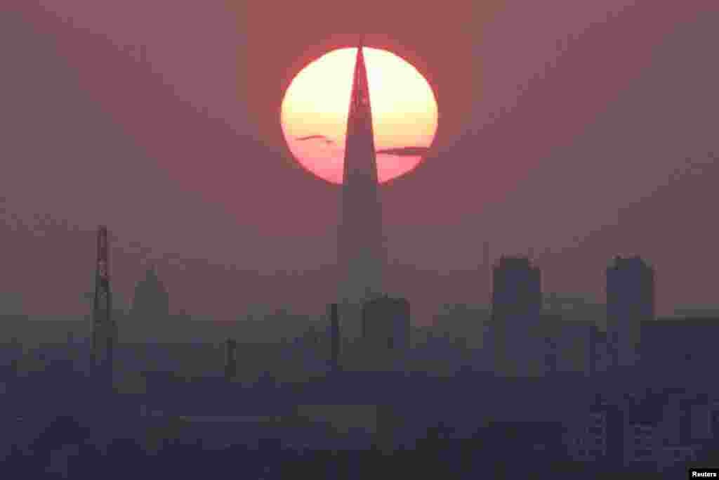 Солнце садится за бизнес-башней "Лахта центра", где находится штаб-квартира крупнейшего российского производителя газа "Газпром", Санкт-Петербург, Россия, 30 июля 2025 года